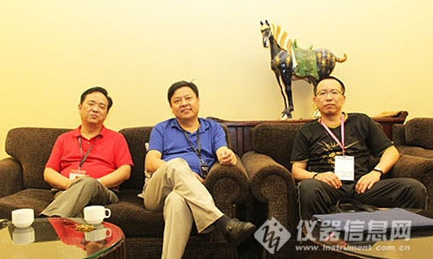 昆山市超聲儀器有限公司副總劉立人，在“專業(yè)教學(xué)實(shí)驗(yàn)室建設(shè)”計(jì)劃項(xiàng)目中發(fā)表重要講話，并代表公司捐贈(zèng)價(jià)值